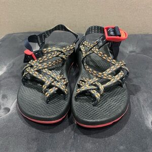 Women’s chacos size 6